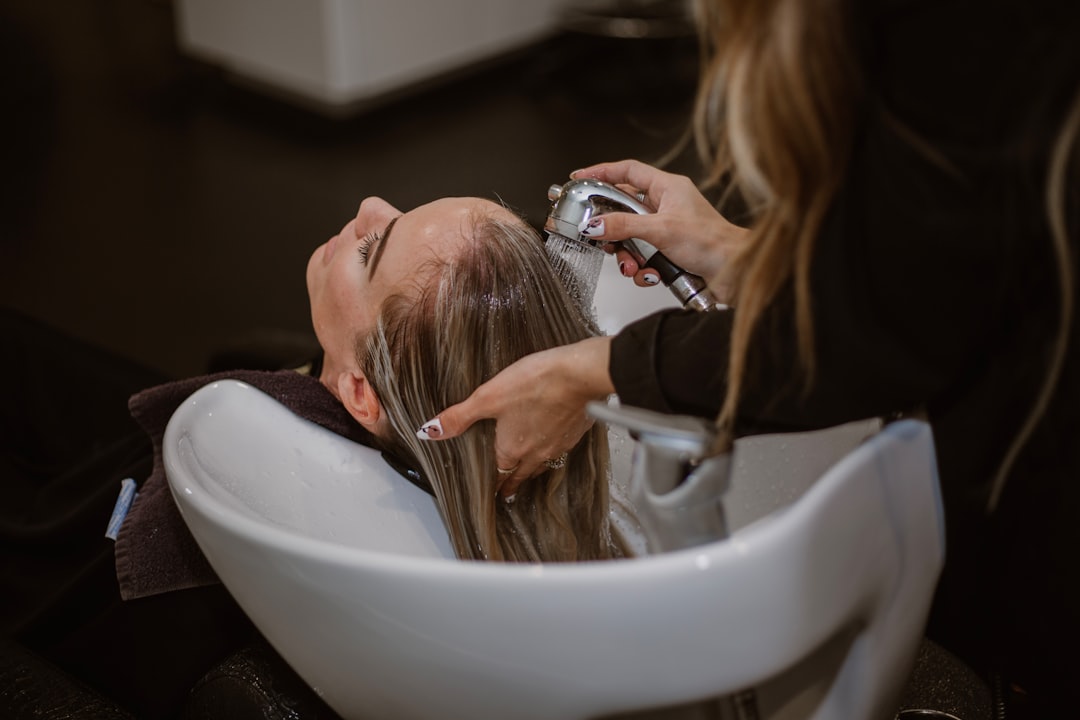 Diagnostico capilar antes del tratamiento de color en peluqueria Sarabia Boadilla del Monte